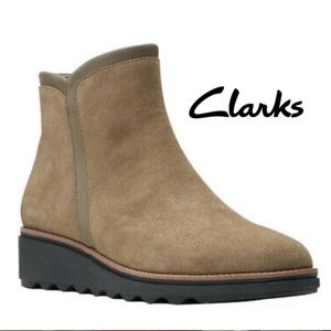NWOT Clarks Sharon Heights Tan Faux Suede Ankle Boots